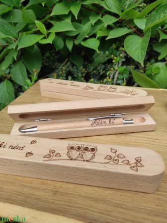 Kézzel gravírozott fa toll, fa tolltartóban - Összebújó baglyocskákkal